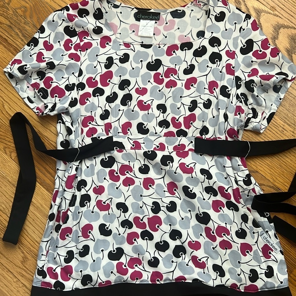 Cherokee soft square neck tie back scrub top w side pockets. Black grey pink S